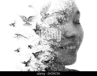 Peinture.Portrait créatif d'une femme combiné à une peinture à l'encre d'oiseaux volants. Banque D'Images