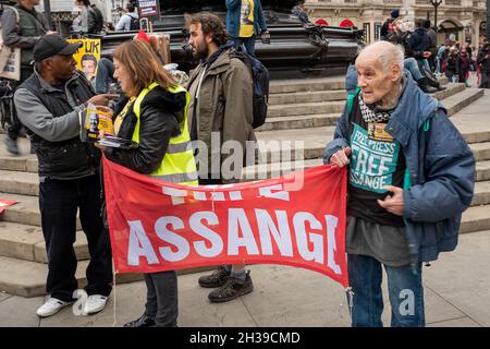 Piccadilly Circus, Londres, Royaume-Uni.23 octobre 2021.Les partisans du fondateur de WikiLeaks, Julian Assange, protestent à Piccadilly Circus à Londres avant que Julian ne soit amené de la prison de Belmarsh pour comparaître devant la haute Cour de justice de Londres le 27 octobre 2021 pour un appel d'extradition.Les partisans d'Assange se sont rassemblés autour d'Eros.Crédit : Stephen Bell/Alay Banque D'Images