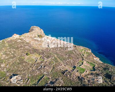 Vue aérienne de l'ancien château médiéval de Monemvasia en Laconie de Péloponnèse, Grèce.Monemvasia est souvent appelé le Gibraltar grec. Banque D'Images