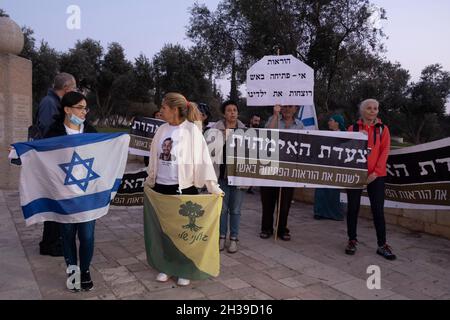 Les mères de soldats israéliens prennent part à une marche de protestation demandant au chef d'état-major Kochavi de modifier la réglementation des armes à feu ouvert le 26 octobre 2021 à Jérusalem, en Israël.La manifestation a été organisée par un groupe appelé « Marche des mères » à la suite de témoignages de soldats sur les règles d'engagement qui empêchent les soldats de tirer sur des émeutiers de Gaza qui ordent généralement la barrière frontalière.Le groupe exige que le chef d'état-major des FDI modifie les protocoles afin que les soldats puissent ouvrir le feu sur les émeutiers palestiniens sans attendre l'autorisation. Banque D'Images