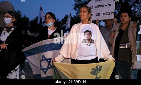 Les mères de soldats israéliens prennent part à une marche de protestation demandant au chef d'état-major Kochavi de modifier la réglementation des armes à feu ouvert le 26 octobre 2021 à Jérusalem, en Israël.La manifestation a été organisée par un groupe appelé « Marche des mères » à la suite de témoignages de soldats sur les règles d'engagement qui empêchent les soldats de tirer sur des émeutiers de Gaza qui ordent généralement la barrière frontalière.Le groupe exige que le chef d'état-major des FDI modifie les protocoles afin que les soldats puissent ouvrir le feu sur les émeutiers palestiniens sans attendre l'autorisation. Banque D'Images