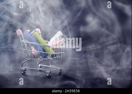 Vapes jetables dans un panier sur fond noir.Cigarettes électroniques modernes. Banque D'Images