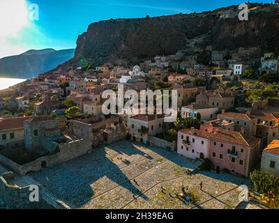 Vue aérienne de l'ancien château médiéval de Monemvasia en Laconie de Péloponnèse, Grèce.Monemvasia est souvent appelé le Gibraltar grec. Banque D'Images