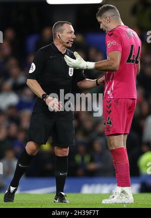 Londres, Angleterre, 26 octobre 2021.Fraser Forster, de Southampton, parle à l'arbitre Kevin Friend après que son équipe ait concéder un but lors du match de la Carabao Cup à Stamford Bridge, Londres.Le crédit photo devrait se lire: Paul Terry / Sportimage Banque D'Images