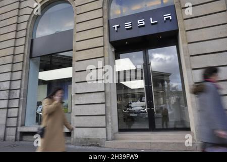 FRANCE.PARIS (75) 8TH ARR.SALLE D'EXPOSITION TESLA.LA MARQUE ELON MUSK RESTE LA PREMIÈRE MARQUE DE VÉHICULES ÉLECTRIQUES EN EUROPE Banque D'Images