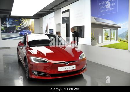 FRANCE.PARIS (75) 8TH ARR.PRÉSENTATION DU MODÈLE S DANS LA SALLE D'EXPOSITION DE TESLA.LA MARQUE ELON MUSK RESTE LA PREMIÈRE MARQUE DE VÉHICULES ÉLECTRIQUES EN EUROPE Banque D'Images