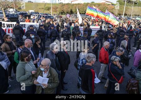 Les opposants manifestent en marge de la réunion d'Eric Zemmour pour promouvoir son dernier livre la France n'a dit son dernier mot (la France n'a pas dit son dernier mot) à Biarritz, le 27 octobre 2021. Plusieurs associations et groupes politiques étaient présents sur place,Comme le parti de gauche pro-indépendance EH Bai, le LABORATOIRE syndical, ou les Bascos, une association basque qui défend les droits des LGBT.Sur les placardes, des formules comme 'adle hemendik' (sortir, en basque), ou 'shame on You' étaient visibles parmi les drapeaux arc-en-ciel ou antifascistes.Photo de Thibaud Moritz/ ABACAPRESS.COM Banque D'Images