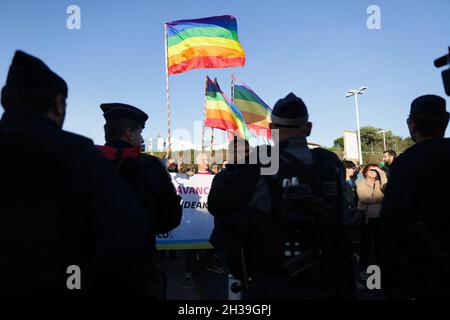 Les opposants manifestent en marge de la réunion d'Eric Zemmour pour promouvoir son dernier livre la France n'a dit son dernier mot (la France n'a pas dit son dernier mot) à Biarritz, le 27 octobre 2021. Plusieurs associations et groupes politiques étaient présents sur place,Comme le parti de gauche pro-indépendance EH Bai, le LABORATOIRE syndical, ou les Bascos, une association basque qui défend les droits des LGBT.Sur les placardes, des formules comme 'adle hemendik' (sortir, en basque), ou 'shame on You' étaient visibles parmi les drapeaux arc-en-ciel ou antifascistes.Photo de Thibaud Moritz/ ABACAPRESS.COM Banque D'Images