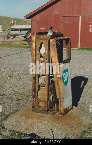 Thyboroen, Danemark - vers 1997 : ancienne pompe à essence BP rouillée dans une zone industrielle. Banque D'Images