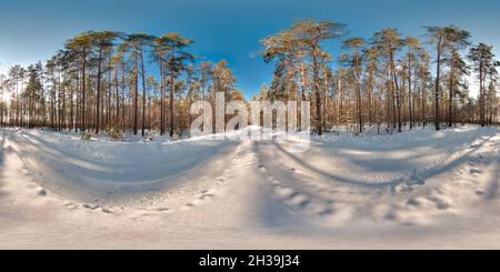 Vue panoramique à 360° de Paysage magnifique avec arbres route bleue ciel soleil neige en hiver 3D panorama sphérique avec angle de vue de 360 degrés prêt pour la réalité virtuelle vr Full