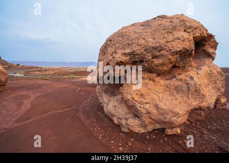 Maison en pierre et rochers équilibrés pour les habitants de la falaise, attraction en bord de route à Marble Canyon, Arizona. Banque D'Images