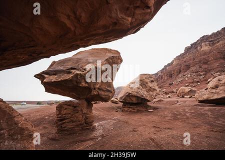 Maison en pierre et rochers équilibrés pour les habitants de la falaise, attraction en bord de route à Marble Canyon, Arizona. Banque D'Images