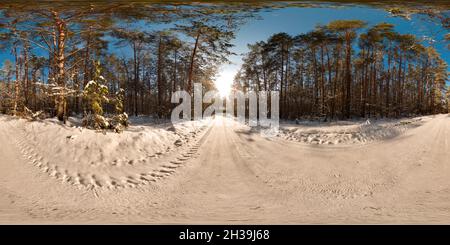 Vue panoramique à 360° de Paysage magnifique avec arbres route bleue ciel soleil neige en hiver 3D panorama sphérique avec angle de vue de 360 degrés prêt pour la réalité virtuelle vr Full