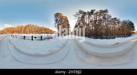 Vue panoramique à 360° de Paysage magnifique avec arbres route bleue ciel soleil neige en hiver 3D panorama sphérique avec angle de vue de 360 degrés prêt pour la réalité virtuelle vr Full