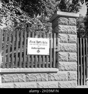 Schild am Eingang des VNR Mutter und Type Erholungsheims utterliebe «' dans Tabarz, Thüringer Wald, 1930er Jahre. Panneau à l'entrée de la mère et l'enfant les loisirs accueil utterliebe «» à Vesser, Thuringe, 1930. Banque D'Images