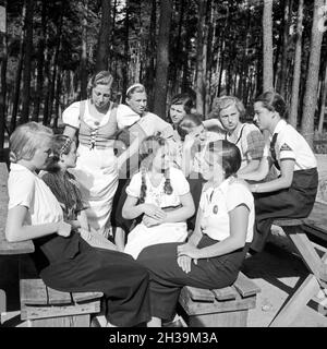 Eine BDM Mädelschaft sitzt dans der Sonne im Freizeitlager am Werbellinsee Altenhof, Brandebourg, 1930er Jahre. Un groupe de filles BDM assis dans le soleil au camp de loisirs du Deutsche Arbeitsfront à Altenhof, Brandebourg, 1930. Banque D'Images