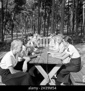 Eine BDM Mädelschaft sitzt dans der Sonne im Freizeitlager am Werbellinsee Altenhof, Brandebourg, 1930er Jahre. Un groupe de filles BDM assis dans le soleil au camp de loisirs du Deutsche Arbeitsfront à Altenhof, Brandebourg, 1930. Banque D'Images