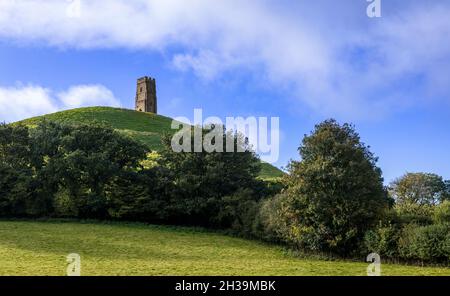 Vue sur Glastonbury Tor depuis la colline de Chalice en haut, dans le sud-ouest de l'Angleterre, dans le Somerset Banque D'Images
