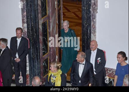 La reine Margrethe arrivée au dîner à Kuppesalen, Fredensborg assister au concert et au dîner organisé par la reine Margrethe du Danemark accueille un concert au château de Fredensborg, Fredensborg, Copenhague, le 26 octobre 2021, où le prince héritier et la princesse de la Couronne et le prince Joachim et la princesse Marie participent également.Cette année, la Reine souhaite remercier les nombreuses personnes qui travaillent dans l'industrie cinématographique danoise et invite donc des représentants de différentes branches de l'industrie à un concert et un dîner dans le Dome Hall du château de Fredensborg, au nord de Copenhague.Photo de S Banque D'Images