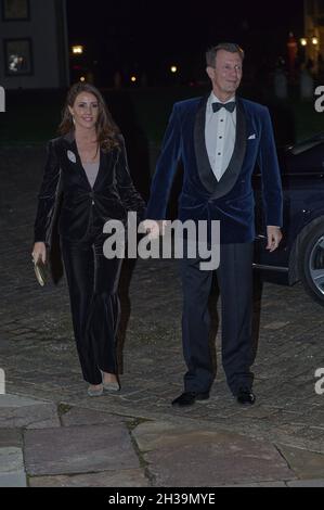 La princesse Marie du Danemark, avec son mari le prince Joachim, qui participe au concert et au dîner organisés par la reine Margrethe du Danemark, accueille un concert au château de Fredensborg, à Fredensborg, à Copenhague, le 26 octobre 2021, où le prince héritier et la princesse couronne ainsi que le prince Joachim et la princesse Marie participent également.Cette année, la Reine souhaite remercier les nombreuses personnes qui travaillent dans l'industrie cinématographique danoise et invite donc des représentants de différentes branches de l'industrie à un concert et un dîner dans le Dome Hall du château de Fredensborg, au nord de Copenhague.Photo de Stefan L. Banque D'Images