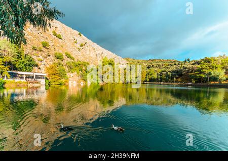 Lac de Zaros ou Votomos, le lac artificiel situé sur les pentes méridionales de Psiloritis à courte distance du village de Zaros. Banque D'Images