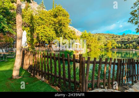 Lac de Zaros ou Votomos, le lac artificiel situé sur les pentes méridionales de Psiloritis à courte distance du village de Zaros. Banque D'Images