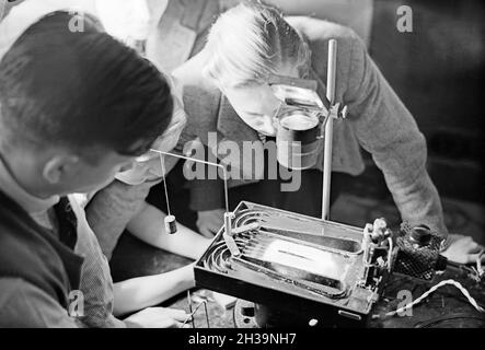 Flugschüler Theorie lernen mit einem Overhead Projektor, Deutschland 1930 er Jahre. Élèves-pilotes de vol d'apprentissage de la théorie avec une conférence d'un rétroprojecteur, Allemagne 1930. Banque D'Images