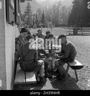 Helfen der jungen der Herbergsmutter Adolf-Hitler-Kartoffelnschälen à Berchtesgaden Gästehaus beim, Deutschland 1930 er Jahre. Les garçons d'aider le directeur de l'auberge à peler l'auberge de jeunesse d'Adolf Hitler à Berchtesgaden, Allemagne 1930. Banque D'Images