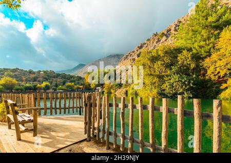 Lac de Zaros ou Votomos, le lac artificiel situé sur les pentes méridionales de Psiloritis à courte distance du village de Zaros. Banque D'Images