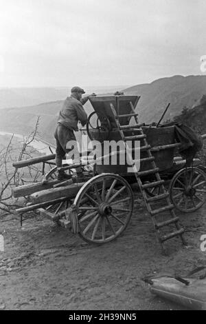 Eine Traubenkelter wird bei der Wein 20 direkt im Weinberg l'im Weinbaugebiet um Serrig an der Saar, Deutschland 1930 er Jahre. Un pressoir mobile dans une vigne à Serrig à Sarre, Allemagne 1930. Banque D'Images