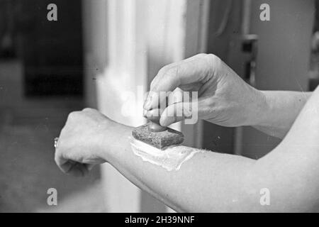 Gewinnung von Bienengift Pharmafirma bei der Mack à Illertissen, Deutschland 1930 er Jahre. L'extraction de venin d'abeille à Mack pharmceutical company à Illertissen, Allemagne 1930. Banque D'Images