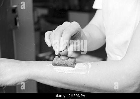 Gewinnung von Bienengift Pharmafirma bei der Mack à Illertissen, Deutschland 1930 er Jahre. L'extraction de venin d'abeille à Mack pharmceutical company à Illertissen, Allemagne 1930. Banque D'Images