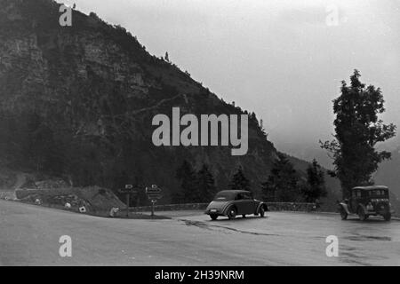 Unterwegs auf der Deutschen Alpenstraße, Deutschland 1930 er Jahre. Sur la Deutsche Alpenstrasse mountain road, Allemagne 1930. Banque D'Images