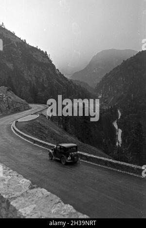 Unterwegs auf der Deutschen Alpenstraße, Deutschland 1930 er Jahre. Sur la Deutsche Alpenstrasse mountain road, Allemagne 1930. Banque D'Images