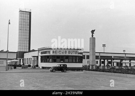 Eine Reichsautobahngaststätte am Rand der Reichsautobahn, Deutschland 1930 er Jahre. Une autoroute Reichsautobahn roadhouse, Allemagne 1930. Banque D'Images