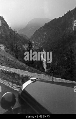 Unterwegs auf der Deutschen Alpenstraße, Deutschland 1930 er Jahre. Sur la Deutsche Alpenstrasse mountain road, Allemagne 1930. Banque D'Images