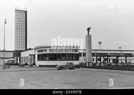 Eine Reichsautobahngaststätte am Rand der Reichsautobahn, Deutschland 1930 er Jahre. Une autoroute Reichsautobahn roadhouse, Allemagne 1930. Banque D'Images