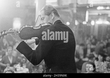 Orchesterleiter violoniste und der Barnabas von einem Konzert bei Geczy, Deutschland 1930 er Jahre. Violoniste et chef d'orchestre Barnabas von Geczy effectuant, Allemagne 1930. Banque D'Images