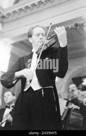 Orchesterleiter violoniste und der Barnabas von einem Konzert bei Geczy, Deutschland 1930 er Jahre. Violoniste et chef d'orchestre Barnabas von Geczy effectuant, Allemagne 1930. Banque D'Images