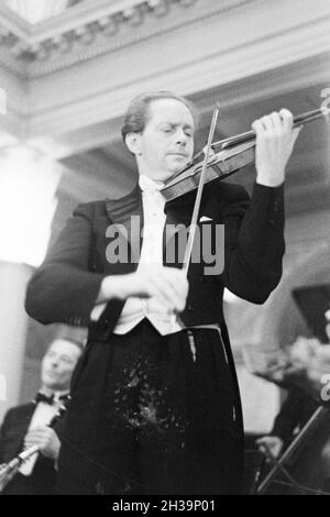 Orchesterleiter violoniste und der Barnabas von einem Konzert bei Geczy, Deutschland 1930 er Jahre. Violoniste et chef d'orchestre Barnabas von Geczy effectuant, Allemagne 1930. Banque D'Images