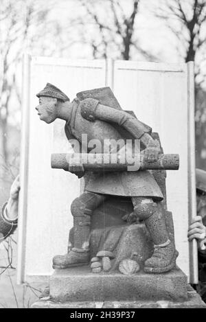 Skulptur eines Steinmetzschule à Mayen, Deutsches Reich 1937. Sculpture d'une chiseler school à Mayen, Allemagne 1937. Banque D'Images