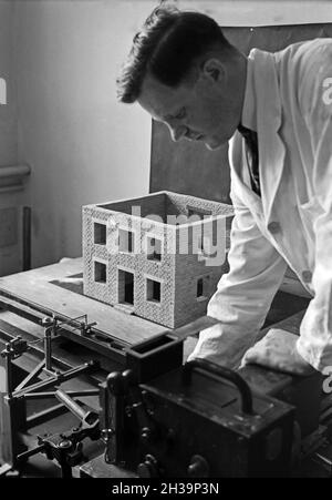 Forschung zu Ursachen von Erdbeben im Erdbebeninstitut in Potsdam, Deutschland 1930er Jahre. Recherche pour les raisons des tremblements de terre à l'institut tremblement de terre de Potsdam, Allemagne des années 1930. Banque D'Images