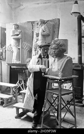 BEI der Ausbildung zum Steinmetz in der Steinmetzschule in Mayen, Deutschland 1930er Jahre.Apprentissage d'un coupeur de pierre à l'école de stonecutter de Mayen, Allemagne des années 1930. Banque D'Images