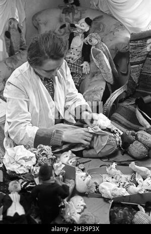 AUS lumpen werden Puppen hergestellt, die in einer Puppenstadt als Freilichtmuseum gezeigt werden, Deutschland 1930er Jahre.Des poupées en chiffons sont exposées dans une exposition en plein air, Allemagne des années 1930. Banque D'Images