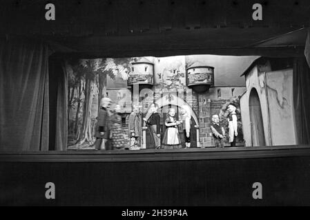 Szene aus einer Aufführung des Kölsch Hänneschen Theatres in Köln, Deutschland 1930er Jahre.Une scène d'une pièce du théâtre de marionnettes de Cologne, Allemagne des années 1930. Banque D'Images