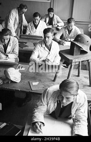 BEI der Ausbildung zum Steinmetz in der Steinmetzschule in Mayen, Deutschland 1930er Jahre.Apprentissage d'un coupeur de pierre à l'école de stonecutter de Mayen, Allemagne des années 1930. Banque D'Images