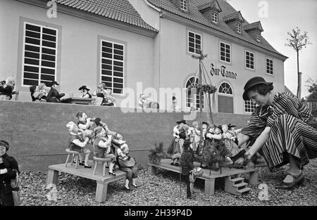 AUS lumpen werden Puppen hergestellt, die in einer Puppenstadt als Freilichtmuseum gezeigt werden, Deutschland 1930er Jahre.Des poupées en chiffons sont exposées dans une exposition en plein air, Allemagne des années 1930. Banque D'Images