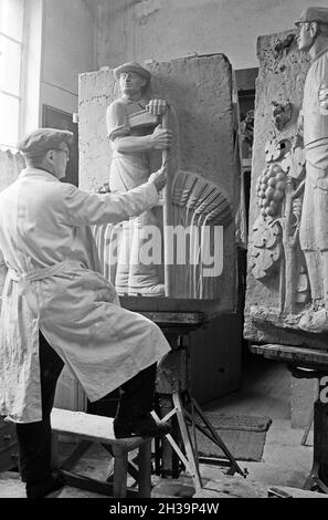 BEI der Ausbildung zum Steinmetz in der Steinmetzschule in Mayen, Deutschland 1930er Jahre.Apprentissage d'un coupeur de pierre à l'école de stonecutter de Mayen, Allemagne des années 1930. Banque D'Images