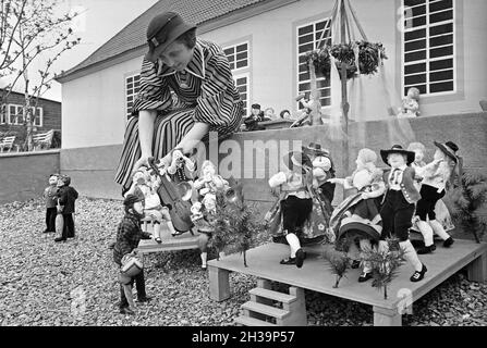 AUS lumpen werden Puppen hergestellt, die in einer Puppenstadt als Freilichtmuseum gezeigt werden, Deutschland 1930er Jahre.Des poupées en chiffons sont exposées dans une exposition en plein air, Allemagne des années 1930. Banque D'Images