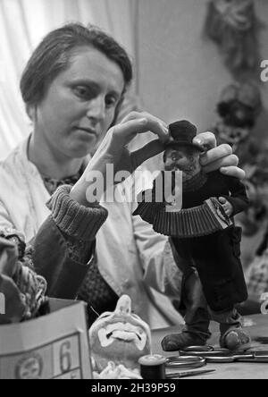 AUS lumpen werden Puppen hergestellt, die in einer Puppenstadt als Freilichtmuseum gezeigt werden, Deutschland 1930er Jahre.Des poupées en chiffons sont exposées dans une exposition en plein air, Allemagne des années 1930. Banque D'Images